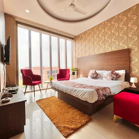 Hotel The Pearl Grand - Top Rated ! Most Awarded ! Parking ! Lift ! Luxury Rooms ! Best Selling Zirakpur Dış mekan fotoğraf