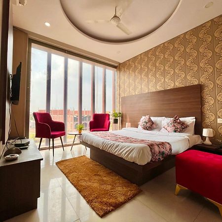 Hotel The Pearl Grand - Top Rated ! Most Awarded ! Parking ! Lift ! Luxury Rooms ! Best Selling Zirakpur Dış mekan fotoğraf