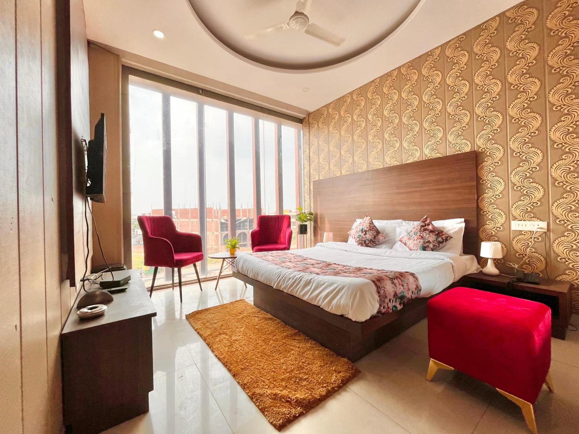 Hotel The Pearl Grand - Top Rated ! Most Awarded ! Parking ! Lift ! Luxury Rooms ! Best Selling Zirakpur Dış mekan fotoğraf