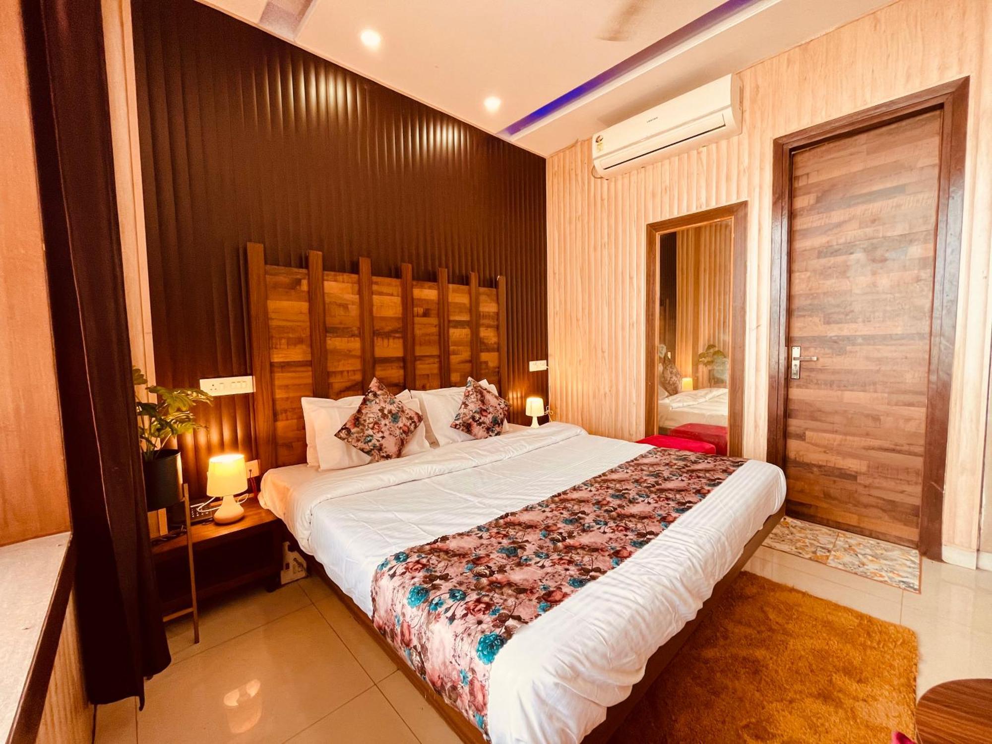 Hotel The Pearl Grand - Top Rated ! Most Awarded ! Parking ! Lift ! Luxury Rooms ! Best Selling Zirakpur Dış mekan fotoğraf