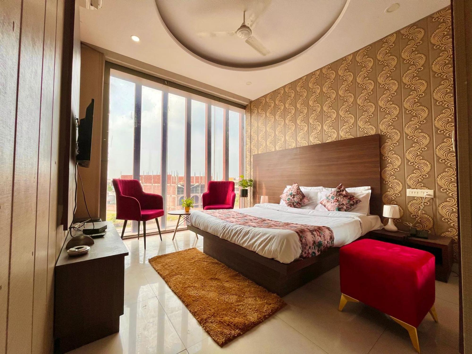Hotel The Pearl Grand - Top Rated ! Most Awarded ! Parking ! Lift ! Luxury Rooms ! Best Selling Zirakpur Dış mekan fotoğraf
