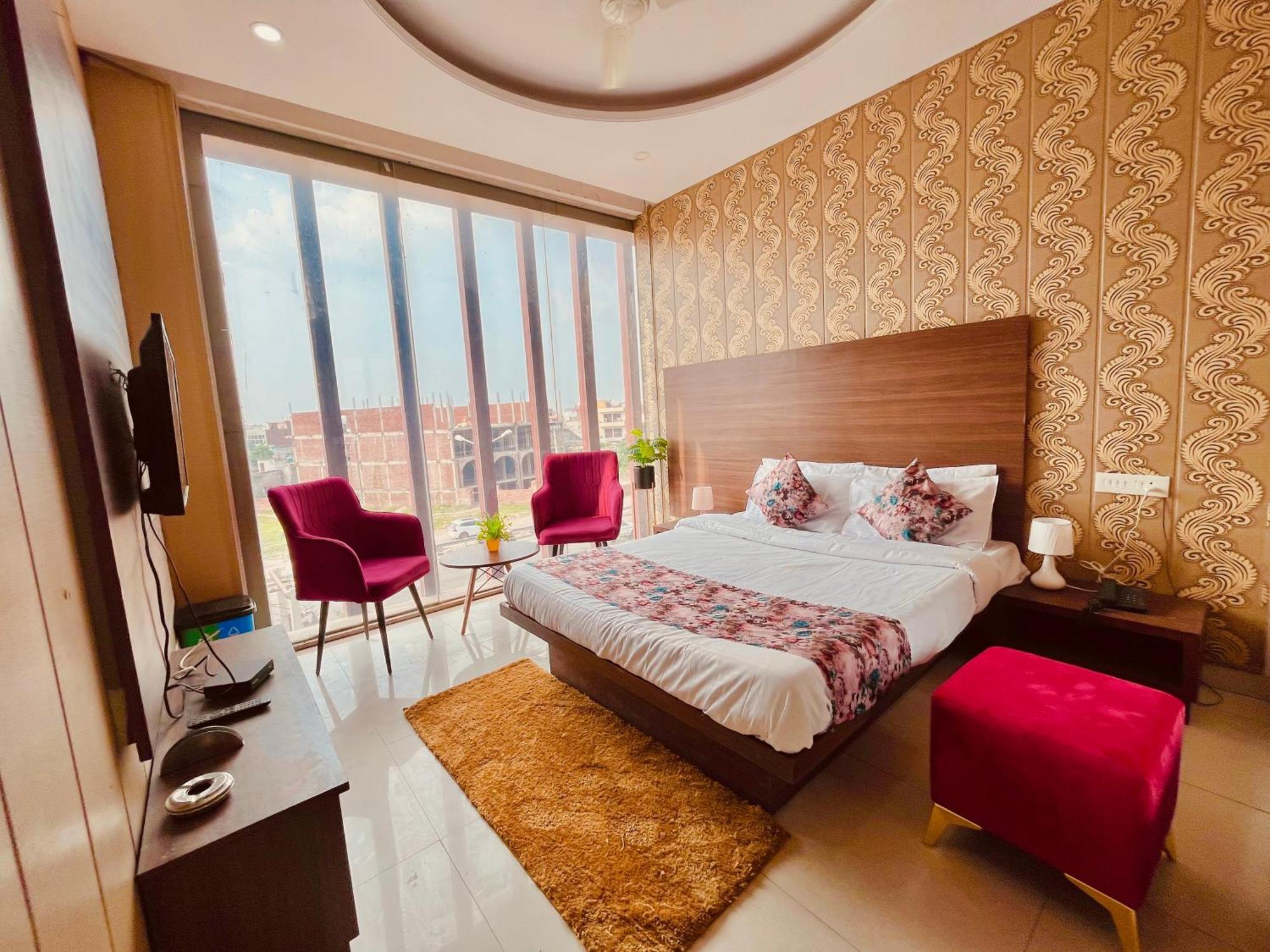 Hotel The Pearl Grand - Top Rated ! Most Awarded ! Parking ! Lift ! Luxury Rooms ! Best Selling Zirakpur Dış mekan fotoğraf
