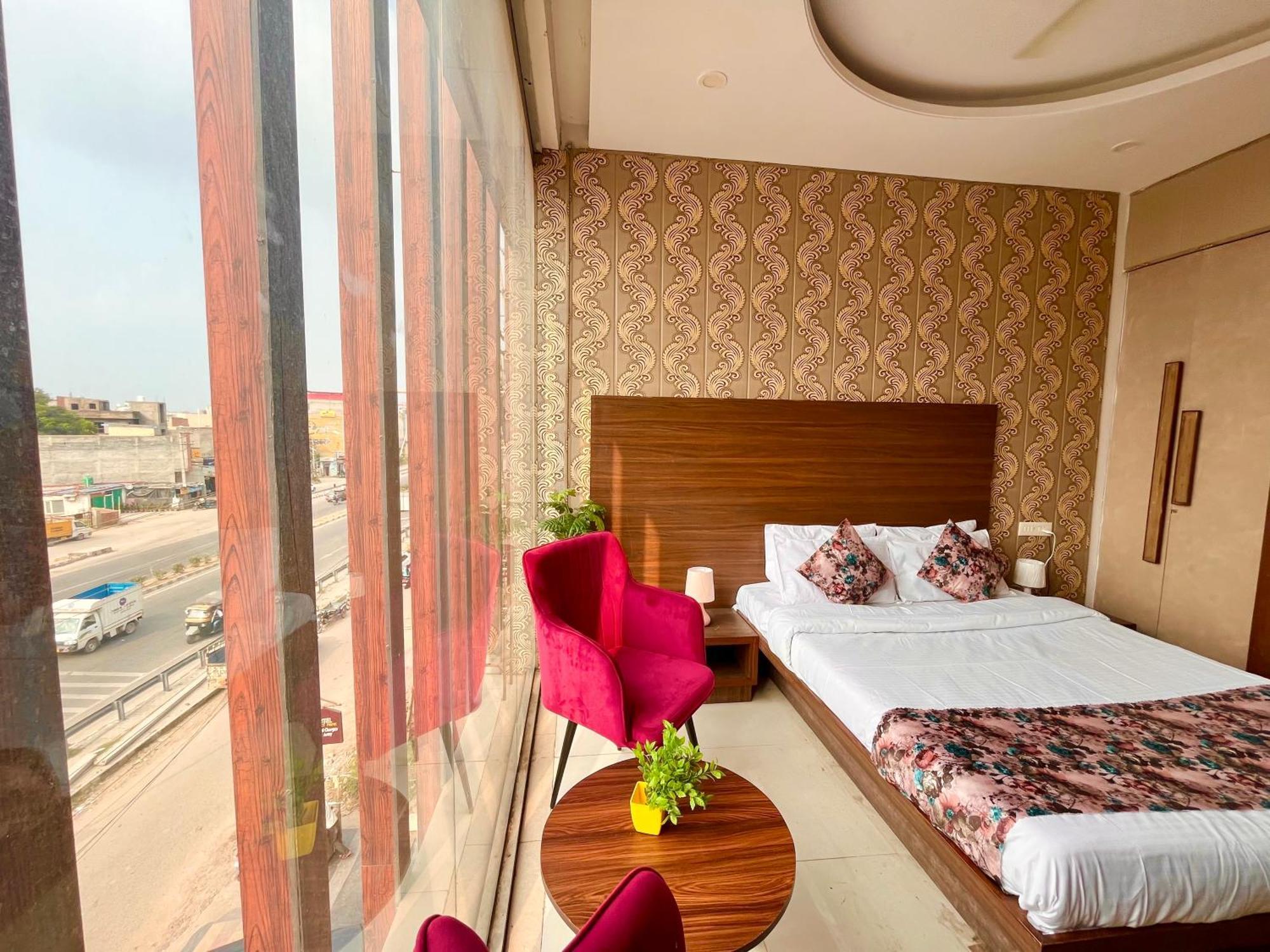 Hotel The Pearl Grand - Top Rated ! Most Awarded ! Parking ! Lift ! Luxury Rooms ! Best Selling Zirakpur Dış mekan fotoğraf