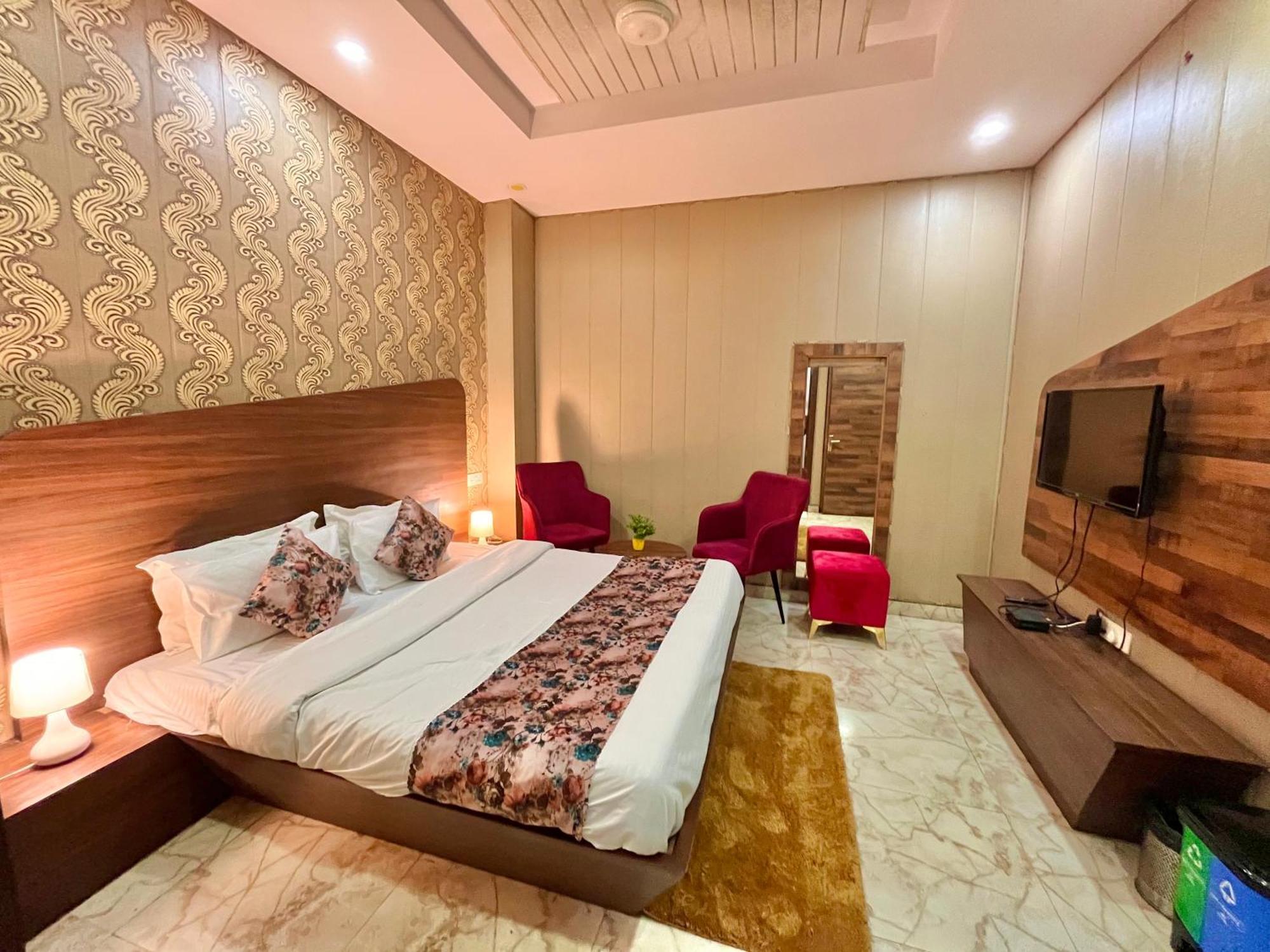 Hotel The Pearl Grand - Top Rated ! Most Awarded ! Parking ! Lift ! Luxury Rooms ! Best Selling Zirakpur Dış mekan fotoğraf