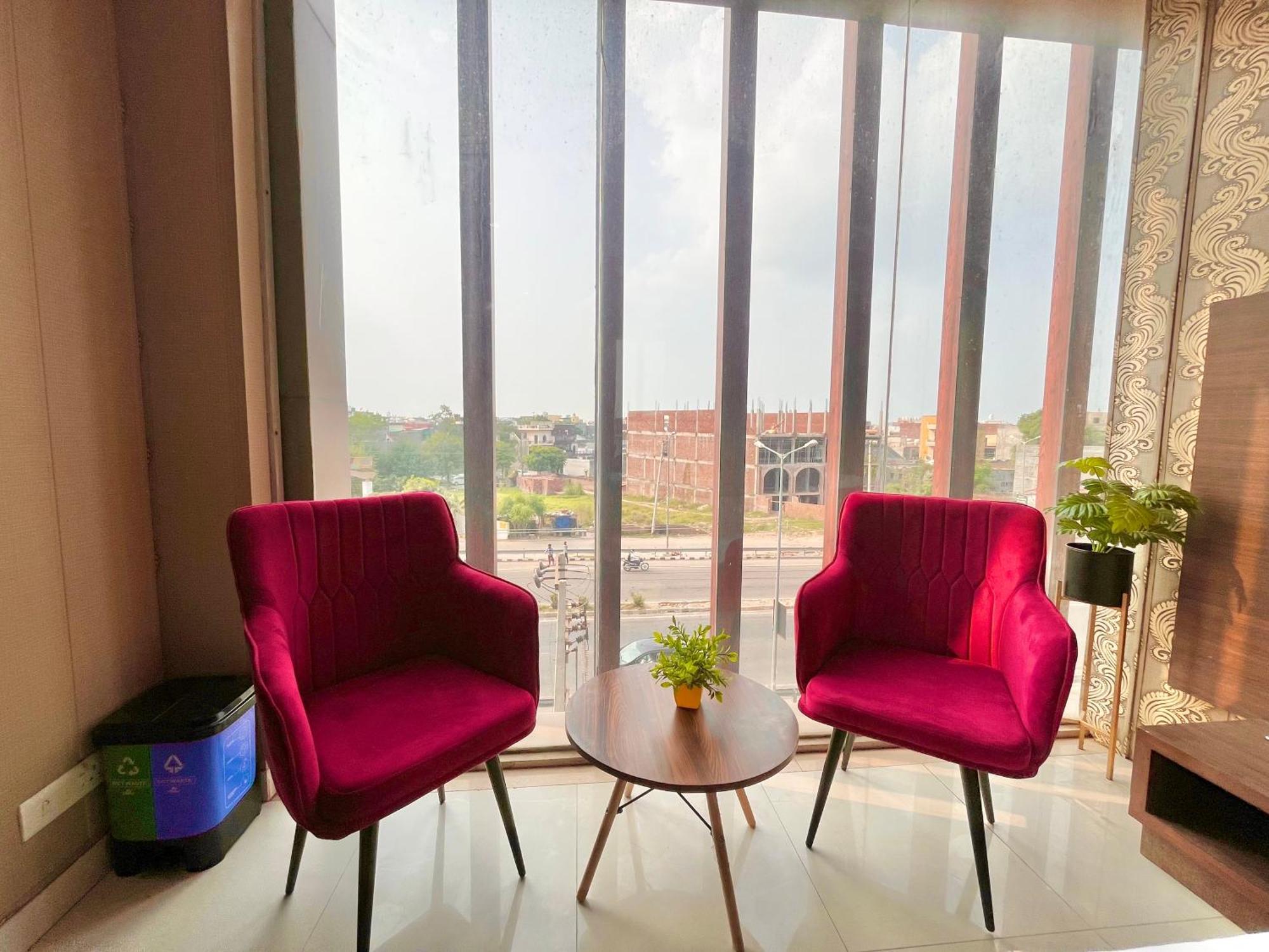 Hotel The Pearl Grand - Top Rated ! Most Awarded ! Parking ! Lift ! Luxury Rooms ! Best Selling Zirakpur Dış mekan fotoğraf
