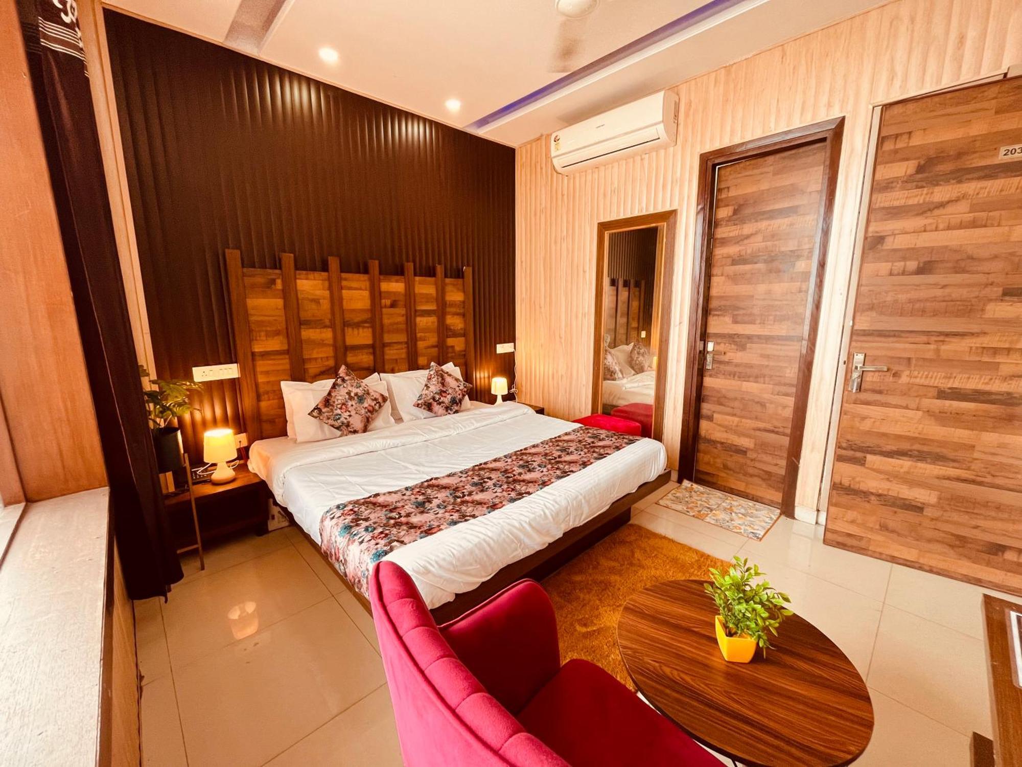 Hotel The Pearl Grand - Top Rated ! Most Awarded ! Parking ! Lift ! Luxury Rooms ! Best Selling Zirakpur Dış mekan fotoğraf