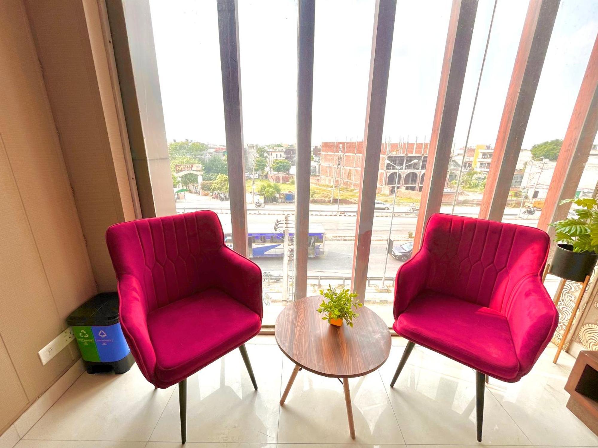 Hotel The Pearl Grand - Top Rated ! Most Awarded ! Parking ! Lift ! Luxury Rooms ! Best Selling Zirakpur Dış mekan fotoğraf