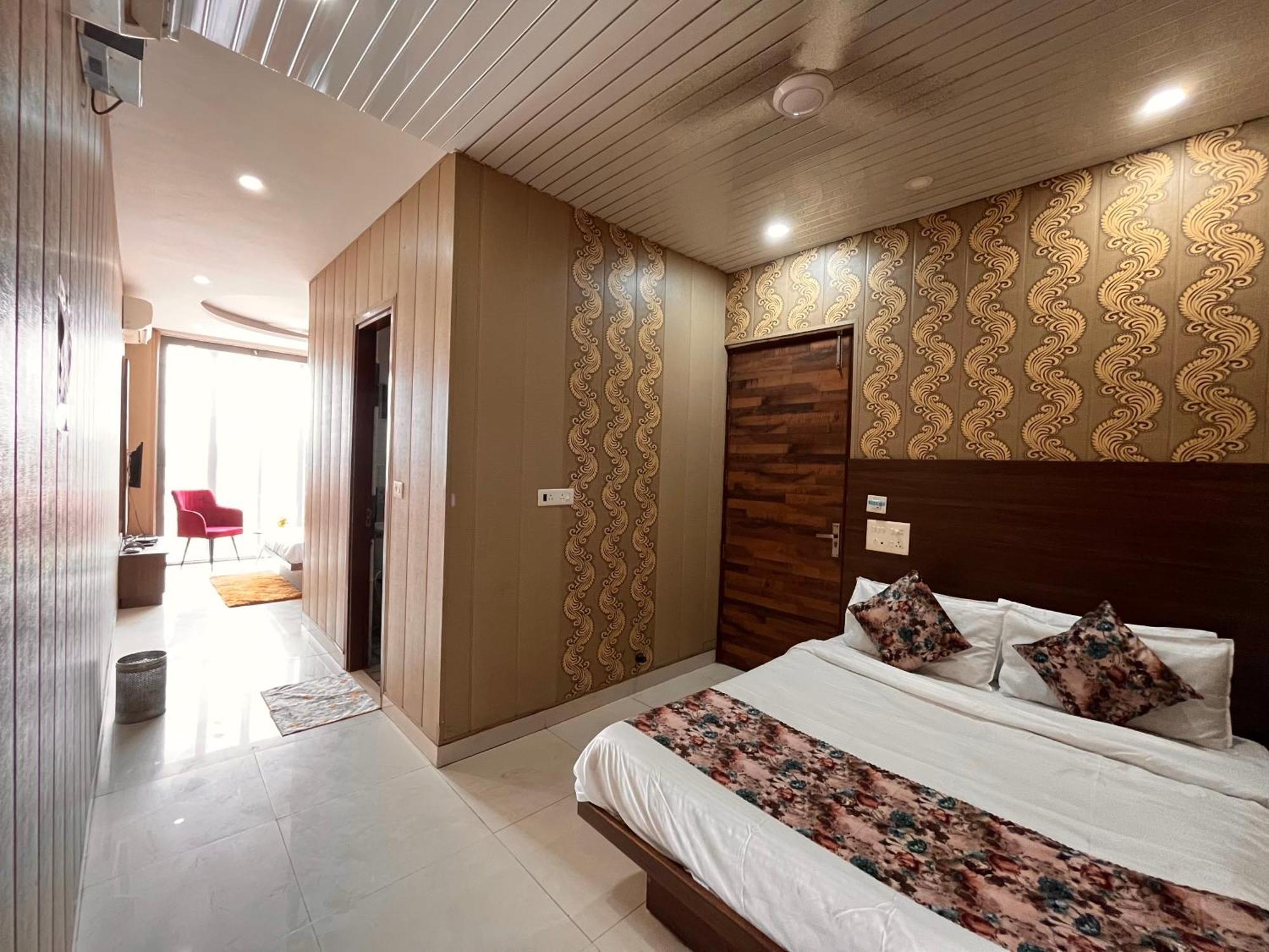 Hotel The Pearl Grand - Top Rated ! Most Awarded ! Parking ! Lift ! Luxury Rooms ! Best Selling Zirakpur Dış mekan fotoğraf